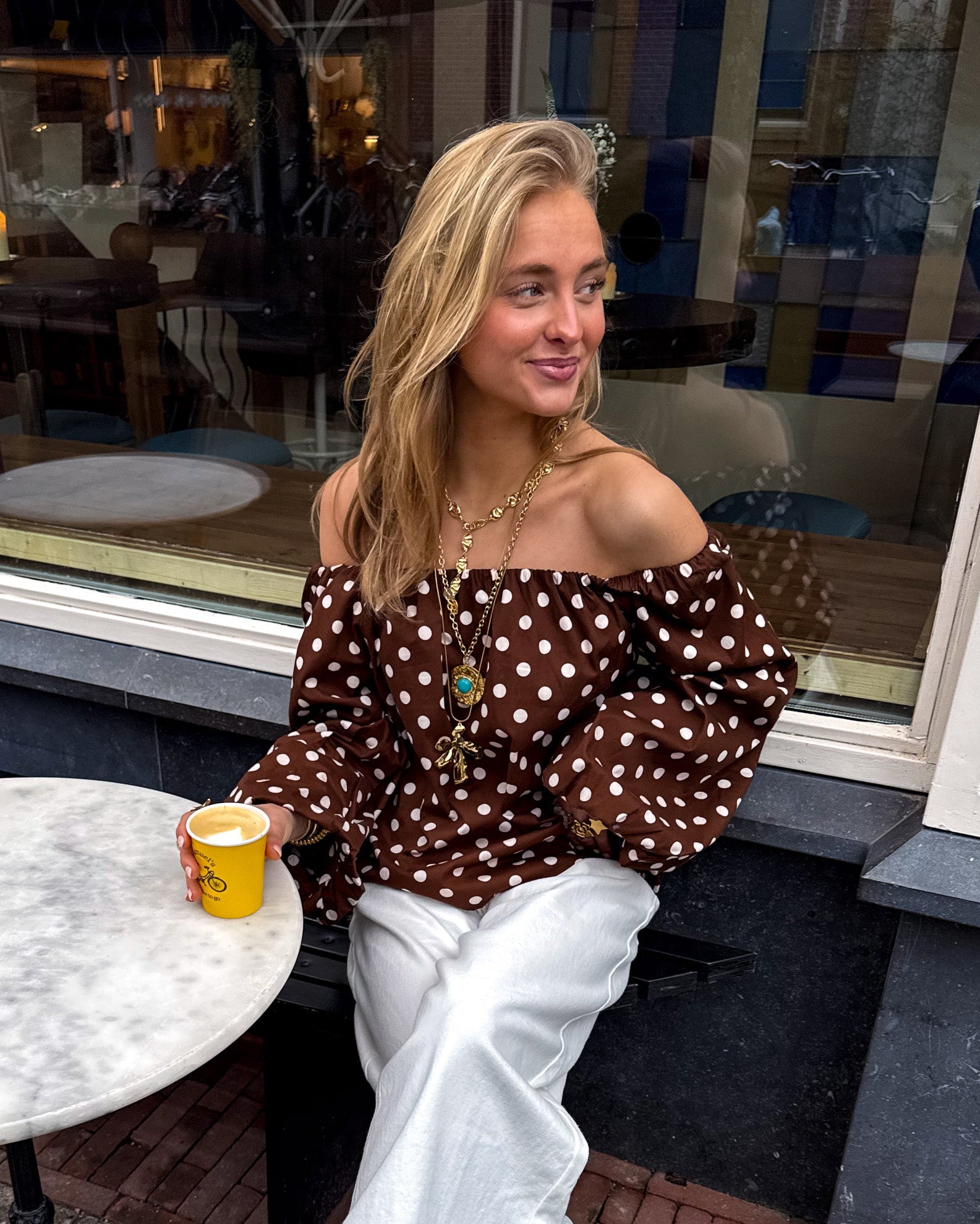 Benthe Off Shoulder Stippen Top Bruin