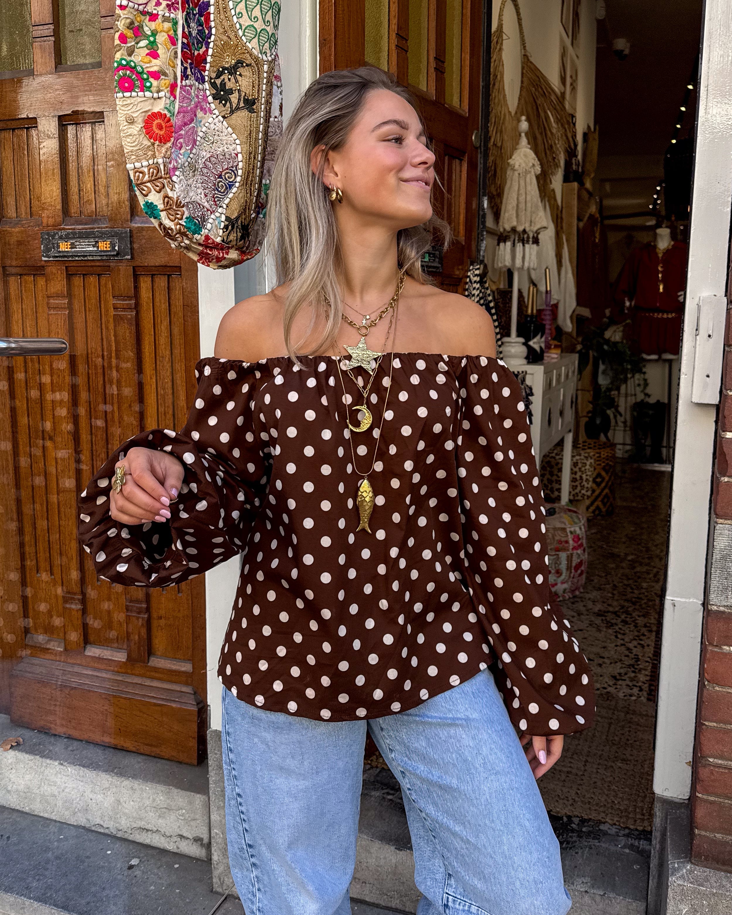 Benthe Off Shoulder Stippen Top Bruin