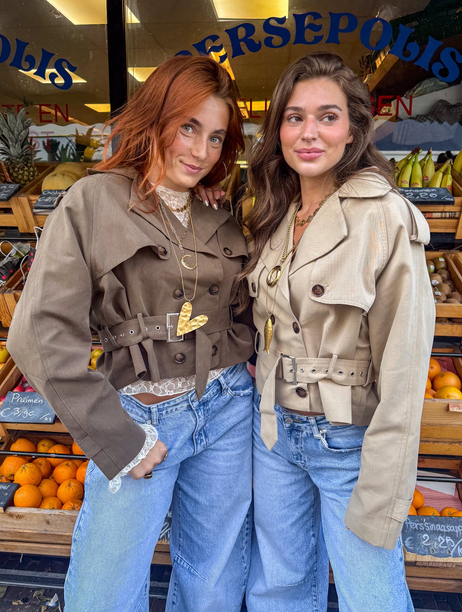 Trench-coat court Lou Camel