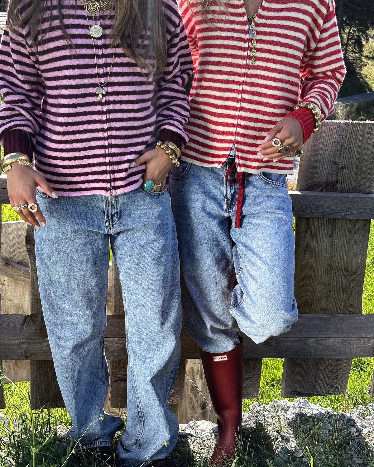 Twee modellen in lichte wide leg jeans