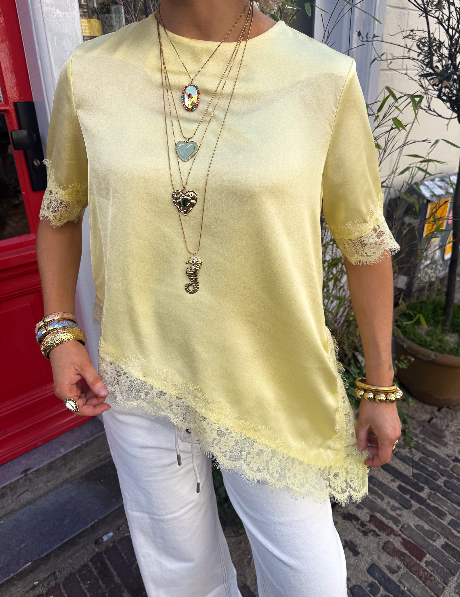 Haut en dentelle brumeuse jaune clair
