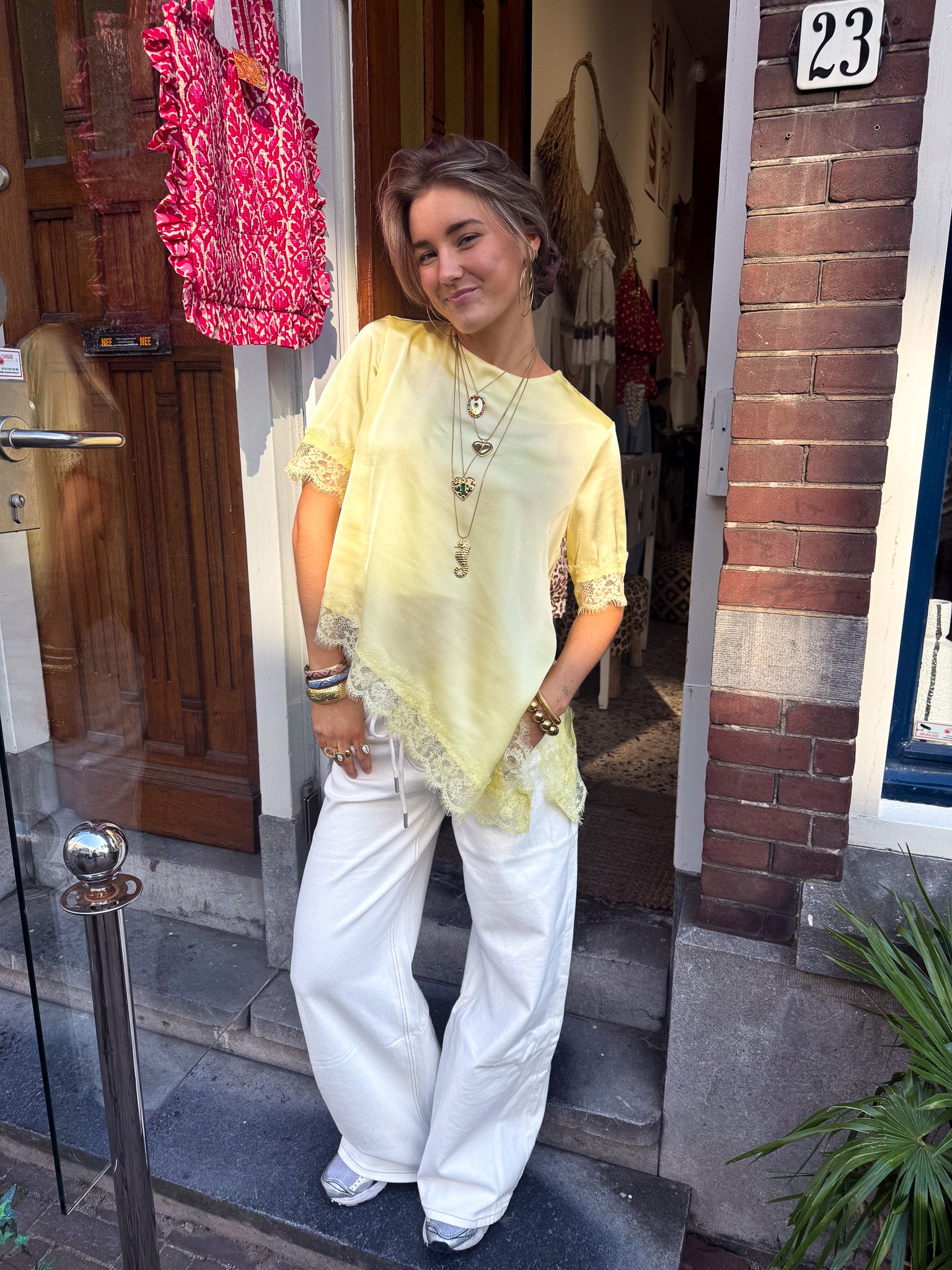 Haut en dentelle brumeuse jaune clair